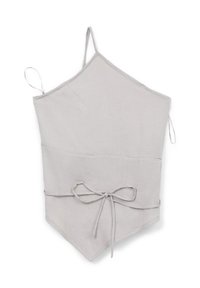 Grembiule di lino grigio chiaro con forma a diamante, spallacci regolabili, legature in vita e una tasca sul davanti per riporre gli oggetti.