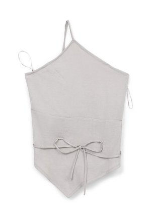 Grembiule di lino grigio chiaro con forma a diamante, spallacci regolabili, legature in vita e una tasca sul davanti per riporre gli oggetti.