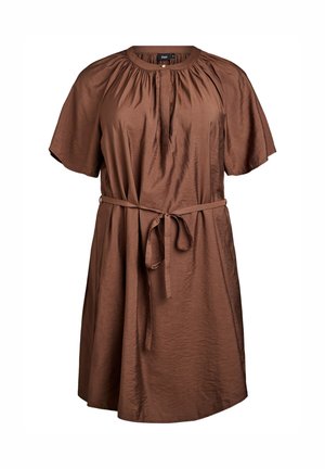 Brun, kortærmet kjole lavet af et glat stof. Har en samlede halsudskæring og et bundet bælte i taljen. Enkel, afslappet silhuet.