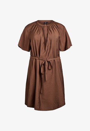 Brun, kortærmet kjole lavet af et glat stof. Har en samlede halsudskæring og et bundet bælte i taljen. Enkel, afslappet silhuet.