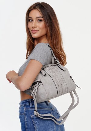Grijze faux-suède handtas met een gestructureerde vorm, gestikte details, dubbele handvatten en ritszakken. Casual outfit past goed bij de accessoire.
