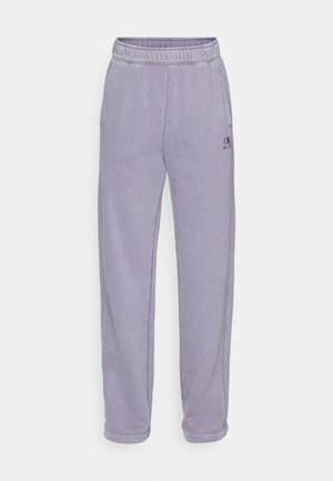 Lila Sweatpants aus weichem Stoff mit elastischem Bund, schmal zulaufenden Beinen und einem kleinen Logo in der Hüfthöhe.