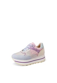 Calzature con una combinazione di colori pastello, tra cui rosa chiaro, azzurro e beige. Materiali scamosciati e lisci con una suola testurizzata e accenti viola.