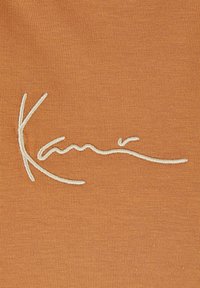 Karl Kani SMALL SIGNATURE - Kjole - cognac