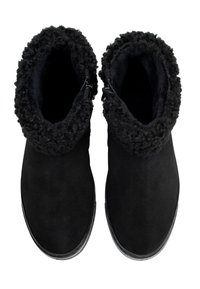 Botas negras de tobillo hechas de ante con un puño superior texturizado y esponjoso. Presentan cremalleras a ambos lados para facilitar su uso y una suela plana de goma.