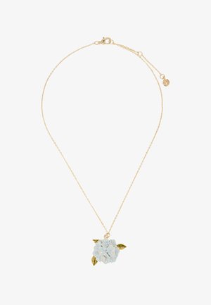 Ogrlica u zlatnoj boji s privjeskom plavog cvijeta s detaljnim ukrasima i zelenim listićima, obješen na nježnoj ogrlici.