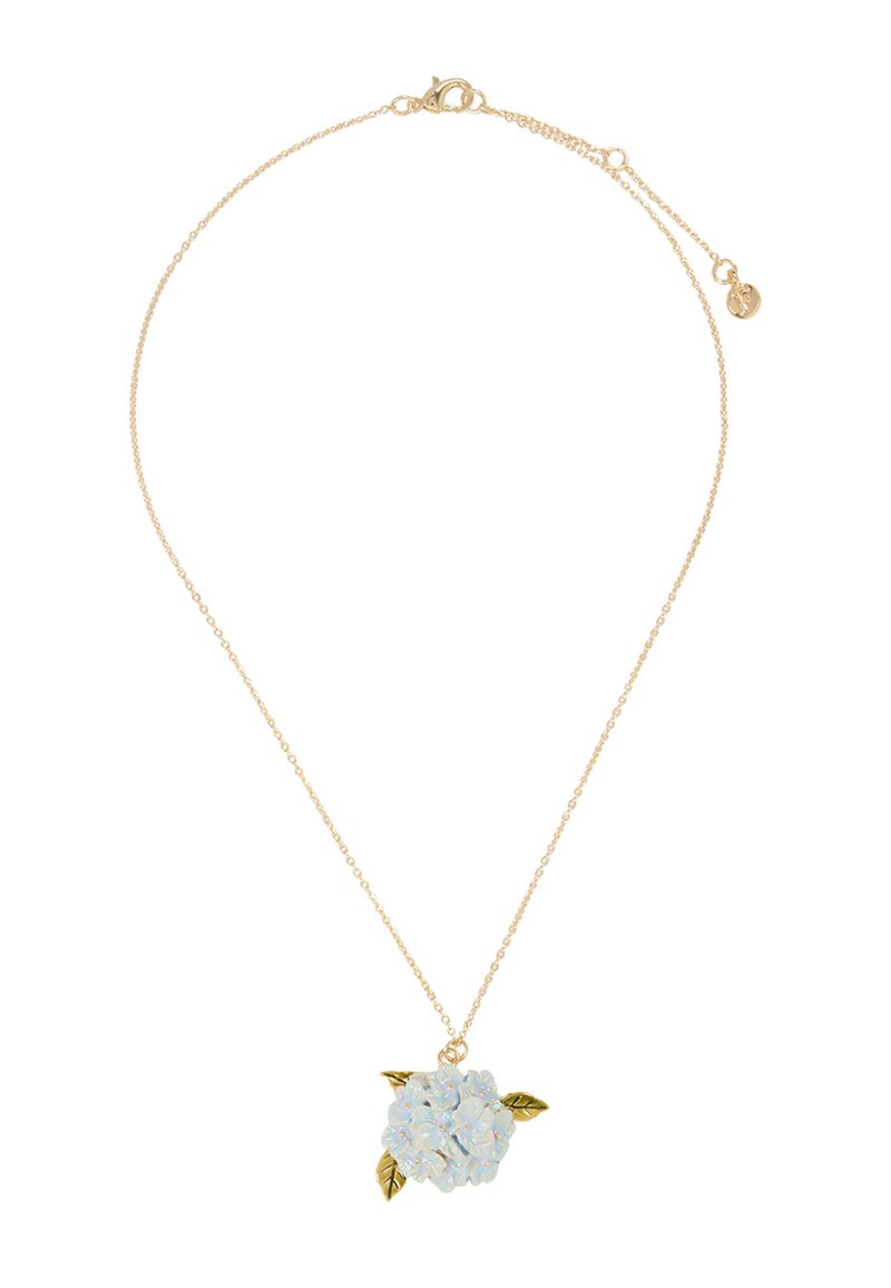 Ogrlica u zlatnoj boji s privjeskom plavog cvijeta s detaljnim ukrasima i zelenim listićima, obješen na nježnoj ogrlici.