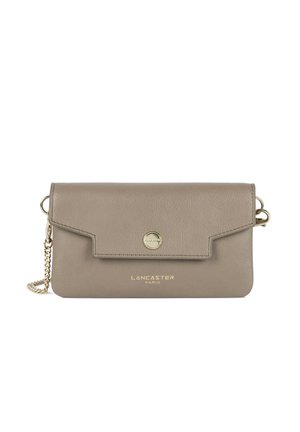 Pochette Lancaster Paris en cuir taupe avec bandoulière chaîne dorée et fermoir circulaire doré sur le rabat avant.