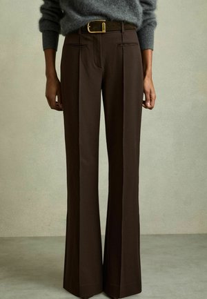 Reiss REGULAR FIT - CLAUDE HIGH RISE FLARED  - Stoffhose - chocolate brown