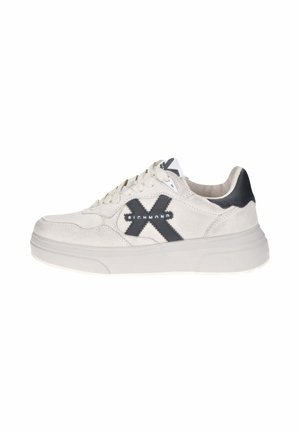 Sneakers in suede color avorio con un accento scuro, caratterizzati da un design 'X' prominente, chiusura con lacci e una suola spessa per supporto.