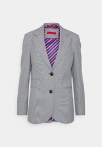 Šedý károvaný blazer s klopami, dvěma černými knoflíky, předními kapsami a viditelnou fialovou pruhovanou podšívkou na límci a v dolním lemu.