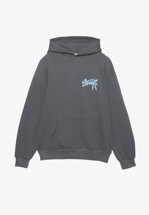 Sötétszürke kapucnis pulóver elülső zsebbel és világoskék "Smile" feliratos logóval a bal mellrészen.