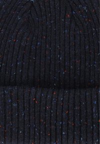Gebreide beanie in donker marineblauw met multikleurige spikkels. Heeft een geribbelde textuur en omgeslagen manchet voor een snug fit.