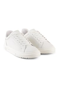 Sneakers bianchi in pelle con punta arrotondata, lacci piatti e suole in gomma texturizzata. Presentano un design minimalista e dettagli di cucitura sottili.