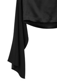 Blouse en satin noir avec des manches drapées, présentant une texture lisse et un ourlet courbé. Le tissu semble léger et est uni.