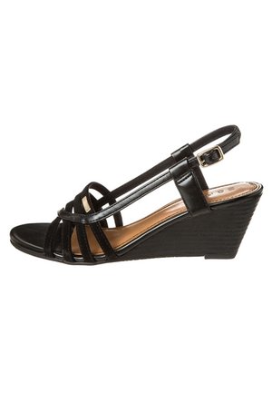Czarne sandały na koturnie z wieloma paskami, błyszczącym wykończeniem, regulowanym paskiem na kostkę i teksturowanym koturnem zapewniającym stabilność.