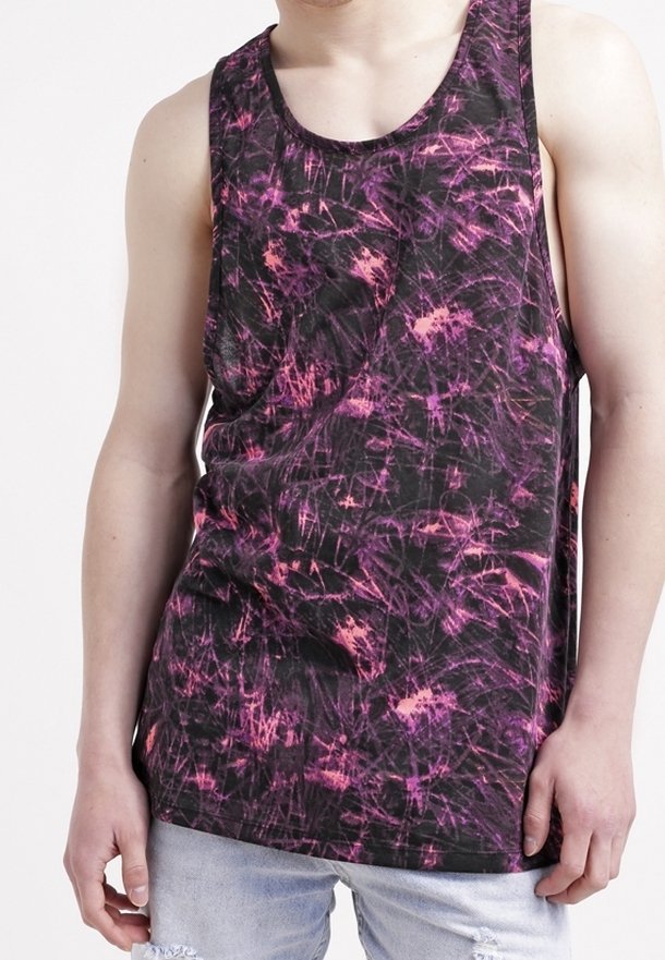 Černý tílko s texturovaným abstraktním vzorem v purpurové a růžové. Bezrukávový design, kulatý výstřih a volný střih.