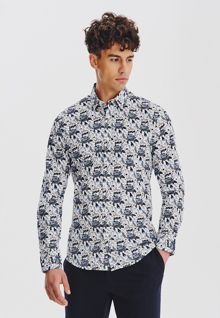 Biała koszula zapinana na guziki z kwiatowym i zwierzęcym wzorem w kolorze granatowym i czarnym. Długie rękawy, standardowy kołnierz i proste wykończenie dołu.