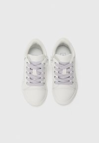 Hvite sneakers med lavendel snører, med en glatt lærutside og en teksturert tunge, dobbel glidelås på sidene.