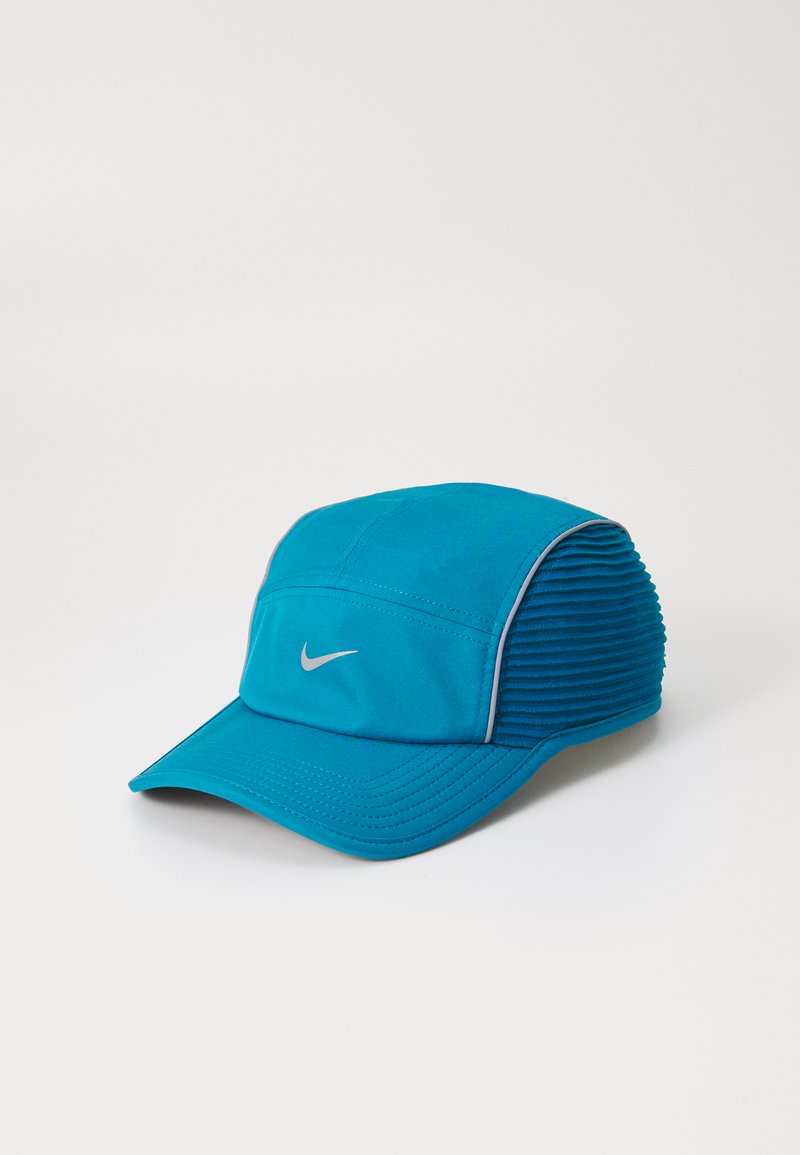 Niebieska czapka o strukturalnym kształcie. Wykonana z lekkiego materiału, posiada żebrowaną tylną część, daszek i odblaskowe akcenty. Logo Nike z przodu.