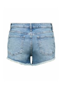 Short en jean bleu clair avec ourlets effilochés, deux poches arrière et une boucle de ceinture sur fond blanc.