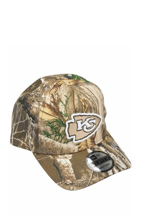 Kappen-Camouflage-Muster mit grünem Laub, vorne mit weiß-beigem Kansas City Chiefs-Logo-Patch und verstellbarem 9FORTY-Schwarzetikett auf dem Schirm.