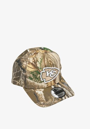 Kappen-Camouflage-Muster mit grünem Laub, vorne mit weiß-beigem Kansas City Chiefs-Logo-Patch und verstellbarem 9FORTY-Schwarzetikett auf dem Schirm.