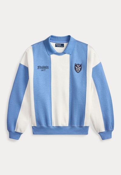 Polo à manches longues avec larges rayures verticales bleues et blanches, logo Wimbledon et texte "The Championships 1877" sur la poitrine.