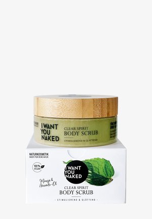 Pot de gommage corporel Clear Spirit avec couvercle en bois posé sur une boîte blanche agrémentée de feuilles de menthe, étiqueté "I WANT YOU NAKED" et "100 % vegan" avec huile d'avocat.