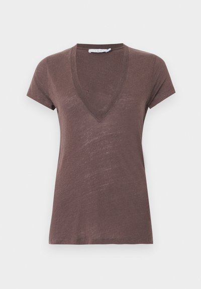 T-shirt marron à manches courtes avec col en V, tissu léger avec une texture subtile, présenté sur un fond blanc.