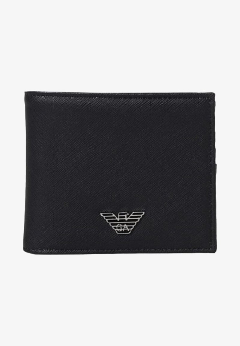 Cartera de cuero negro con un acabado texturizado, que presenta un acento de logo plateado en la parte frontal. Diseño plegado con múltiples compartimentos para tarjetas.