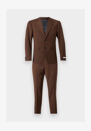 Costume marron en deux pièces avec blazer à revers crantés, deux boutons sur le devant, poches à rabat, et pantalon droit assorti sur fond uni.