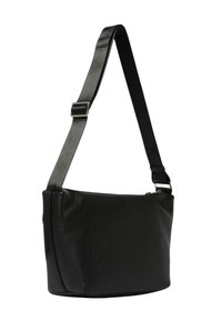 Borsa a tracolla in pelle nera con finitura testurizzata, forma curva, tracolla regolabile e fibbia in metallo argento. Chiusura con cerniera sulla parte superiore.