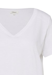 T-shirt blanc à col en V et manches courtes avec étiquette de la marque s.Oliver visible à l'intérieur du col, taille 36.