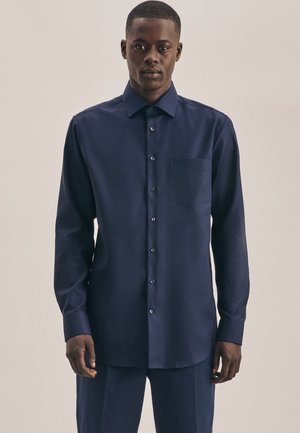 Navyblaue Langarmshirt, Knopfleiste vorne, einzelne Brusttasche, glatte Textur, taillierte Passform, dezenter Glanz, minimalistisches Design.