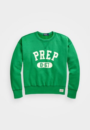 Grønn sweatshirt med rund hals, ribbestrikkede mansjetter og nederkant, med "PREP" og "0-67" trykt i hvitt. Mykt bomullsstoff, uformelt design.