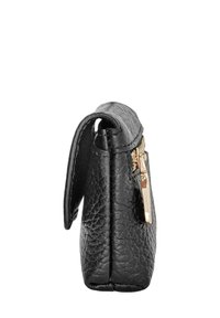 Czarna skórzana torba o teksturowanej powierzchni, z złotym zamkiem i akcentem. Kompaktowy design z smukłym profilem i zaokrąglonym górnym krawędzią.