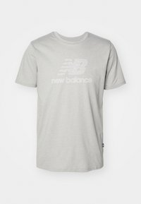 Svijetlosivi pamučni majica s kratkim rukavima, s bijelim stiliziranim "NB" logotipom i tekstom "new balance" u središtu.
