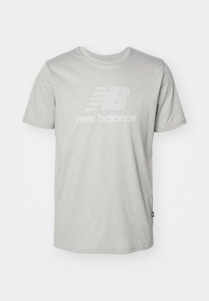 Gaiši pelēks stikla kokvilnas T-krekls ar īsām piedurknēm, centrā atrodas balts stilizēts "NB" logo un "new balance" teksts.