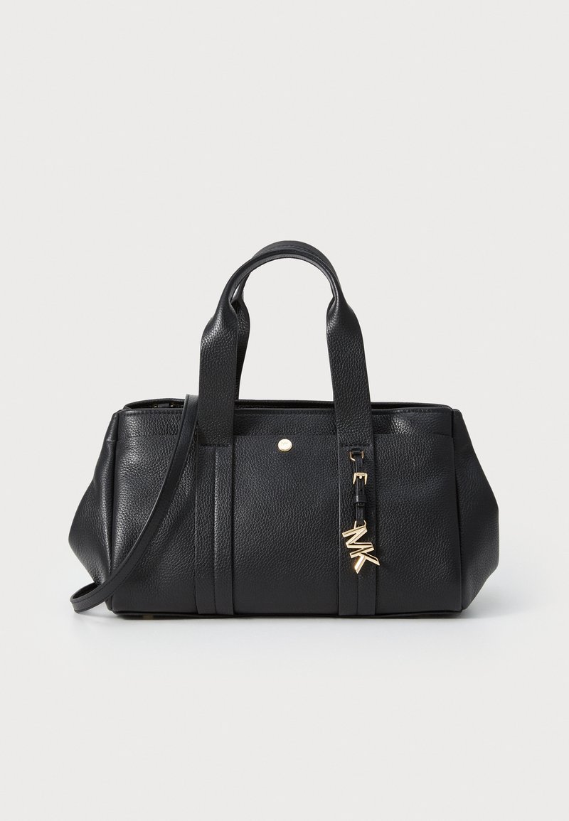Sac à main en cuir noir avec finition texturée, deux anses et une bandoulière amovible. Présente un charme en or et une fermeture éclair.