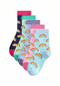 Cinco pares de calcetines de algodón con diseños de arcoíris. Los colores incluyen marino, rosa, azul claro, verde y lavanda. Puños acanalados texturizados.