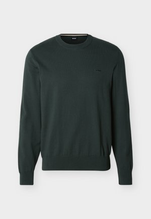 Temno zelena majica z dolgimi rokavi z okroglim izrezom, rebrastimi manšetami in robom, majhen črn logotip "BOSS" izvezen na levem delu prsnega koša.