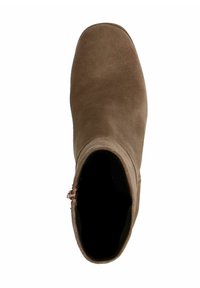 Bottine en suède marron avec un bout arrondi, texture lisse et détail de fermeture éclair sur le côté. L'intérieur est noir.