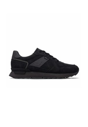 Zapatilla deportiva baja negra y gris oscuro con cierre de cordones en la parte delantera, tejido texturizado y suela acolchada, mostrada de lado sobre fondo blanco.