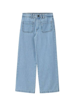 Pantalon large en denim bleu clair avec poches plaquées à l'avant, passants pour ceinture et fermeture par bouton.