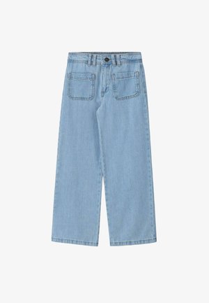 Pantalon large en denim bleu clair avec poches plaquées à l'avant, passants pour ceinture et fermeture par bouton.