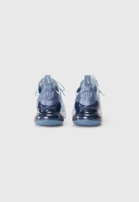 Par umetničkih plavih i mornarskih Nike Air Max 270 tenisica prikazanih sa stražnje strane, koje ističu vidljive zračne jastučiće i povlačne trake s Nike logotipom.