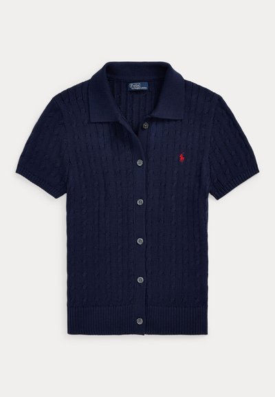 Granatowy kardigan z krótkim rękawem o fakturze warkoczowego splotu, z przodu zapinany na guziki, z kołnierzem i małym czerwonym haftowanym logo na lewej piersi.