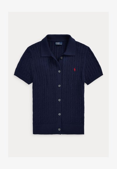 Granatowy kardigan z krótkim rękawem o fakturze warkoczowego splotu, z przodu zapinany na guziki, z kołnierzem i małym czerwonym haftowanym logo na lewej piersi.