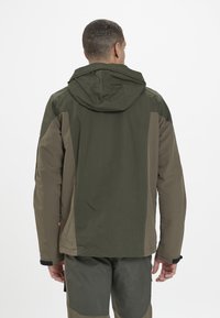 Vattentät jacka för män med huva, färgblock i khaki och olivgrönt, texturerad tyg och elastiska ärmslut.